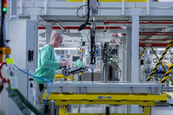 Blick in die neue Produktionshalle für Batteriesysteme der tschechischen Volkswagen-Tochter Skoda.