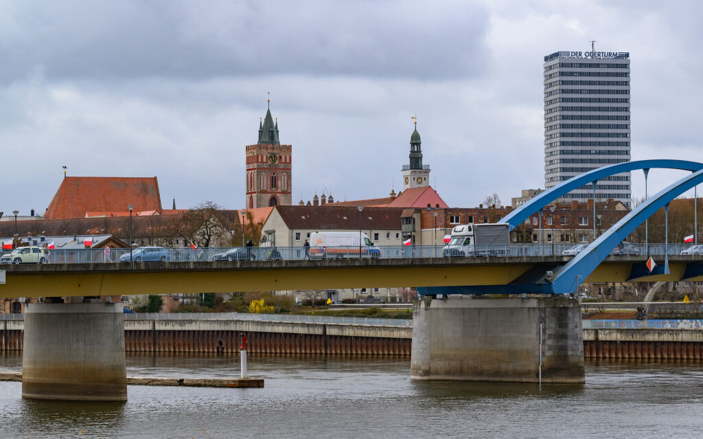 An der Grenze zu Polen bilden sich immer wieder längere Rückstaus. (Archivbild)