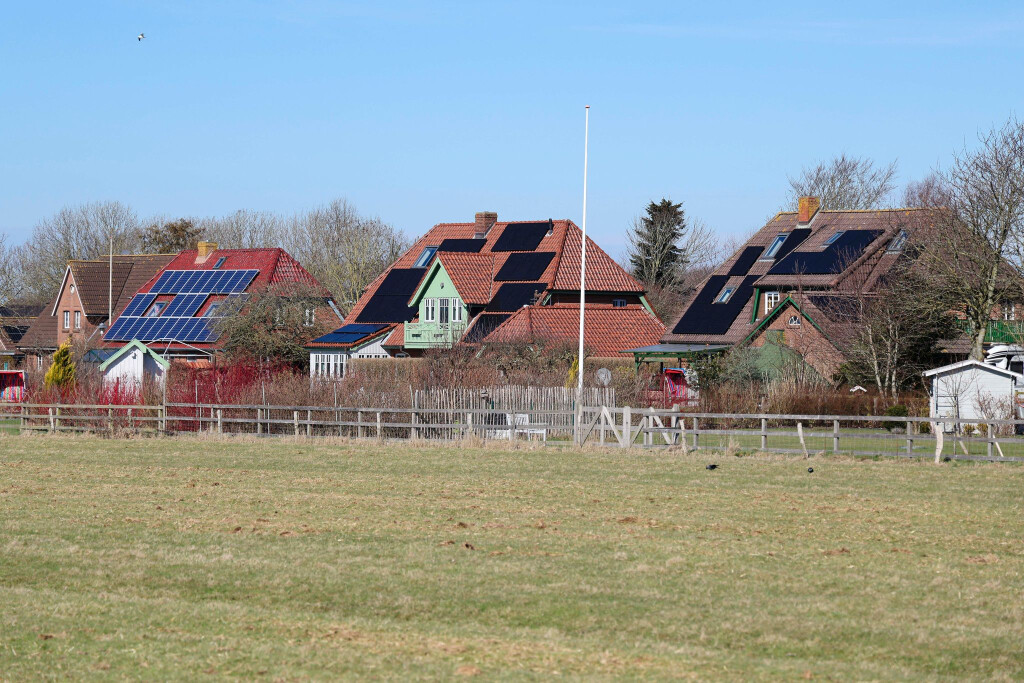 Haushalte mit PV-Anlagen sollen sich künftig stärker an der Netzfinanzierung beteiligen. (Symbolbild)