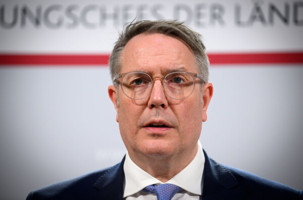 Ministerpräsident Alexander Schweitzer (SPD) fordert wirksame «Entlastungsmaßnahmen gegen den Spritpreis-Schock». (Archivbild)