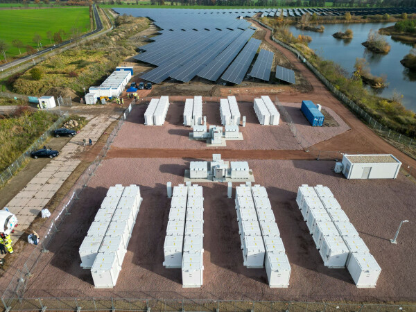 Batteriespeicher und Solaranlagen ergänzen sich zwar, entwickeln sich aktuell aber in unterschiedliche Richtungen. (Archivbild)