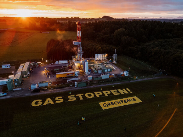 Aktivisten von Greenpeace protestierten mit einem Banner gegen die Erdgasbohrung in Oberbayern.