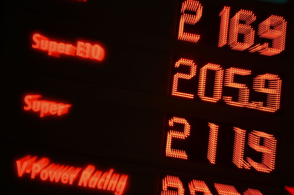 An den Tankstellen spüren Autofahrer den Iran-Krieg längst.