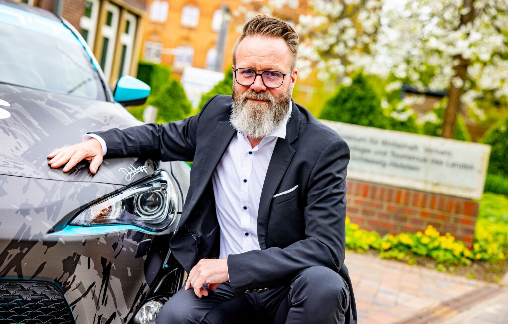 Schleswig-Holsteins Verkehrsminister Claus Ruhe Madsen (CDU) freut sich über die Quote sauberer Autos der öffentlichen Hand. (Archivbild)