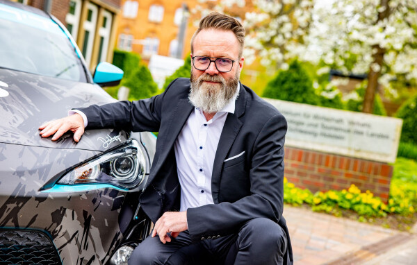 Schleswig-Holsteins Verkehrsminister Claus Ruhe Madsen (CDU) freut sich über die Quote sauberer Autos der öffentlichen Hand. (Archivbild)