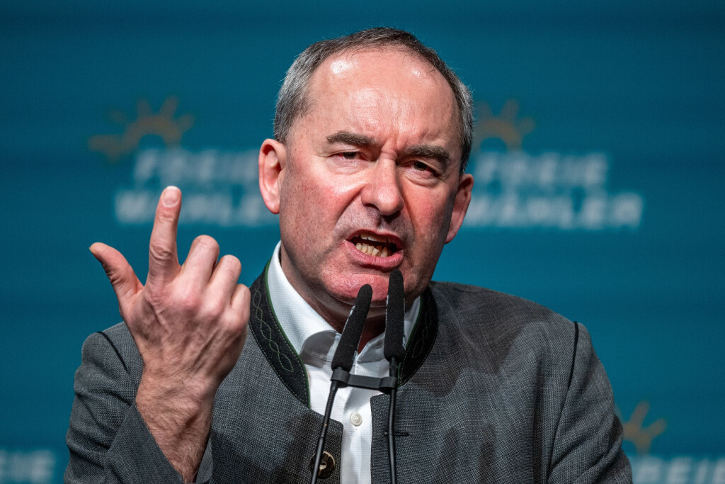 Während Ministerpräsident Markus Söder (CSU) bei jeder Gelegenheit, die Werbetrommel für Mini-Atommeiler dreht, ist sein eigener Wirtschaftsminister Hubert Aiwanger (Freie Wähler) skeptisch. (Archivbild)