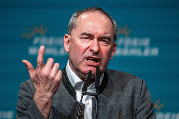 Während Ministerpräsident Markus Söder (CSU) bei jeder Gelegenheit, die Werbetrommel für Mini-Atommeiler dreht, ist sein eigener Wirtschaftsminister Hubert Aiwanger (Freie Wähler) skeptisch. (Archivbild)