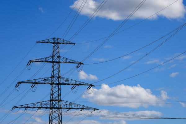 Wenn zu viel Strom aus Sonne und Wind das Netz zu überlasten droht, müssen Netzbetreiber eingreifen. (Symbolbild)