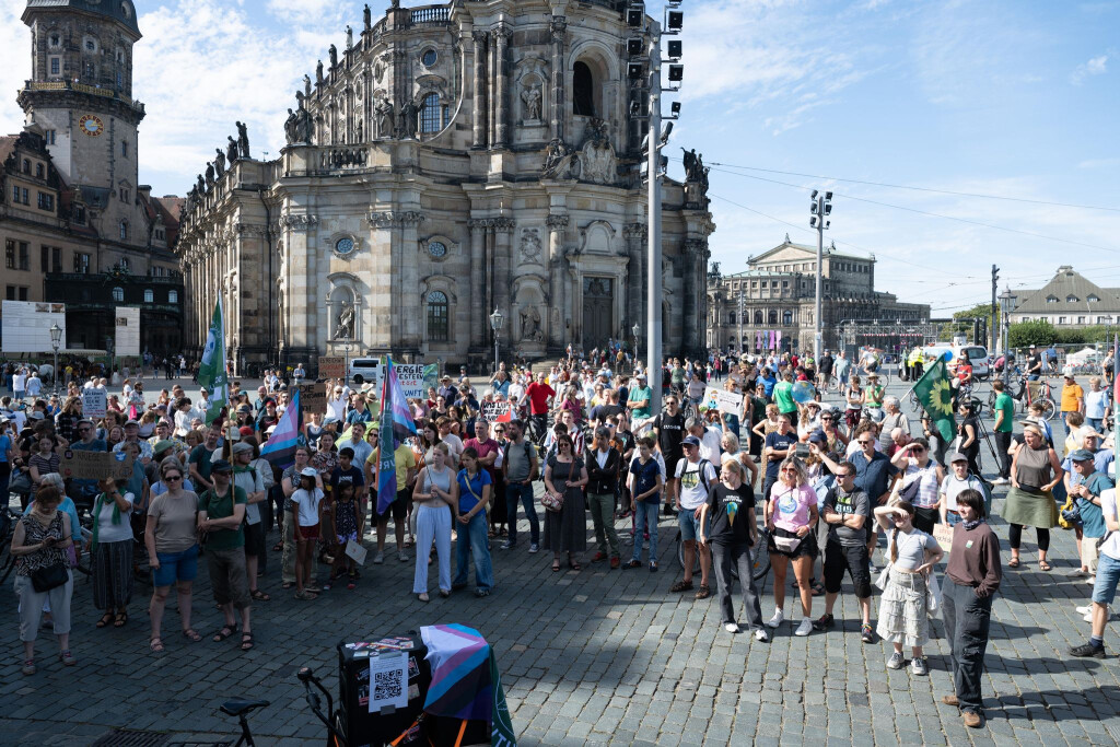 Am Schlossplatz versammelten sich die Teilnehmer zur Auftaktkundgebung.