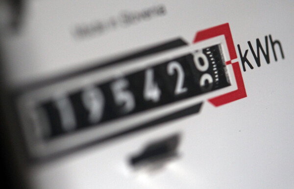 Vattenfalls senkt den Arbeitspreis für Stromkunden in der Grundversorgung nach eigenen Angaben um mehr als 14 Prozent, allerdings steigt der monatliche Grundpreis um fast 18 Prozent. (Symbolbild)