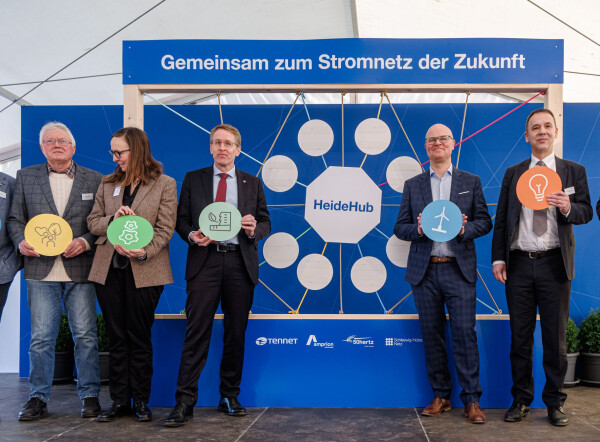 Die Landesregierung, der Netzbetreiber und Lokalpolitiker haben den offiziellen Startschuss für den Bau des HeideHub gegeben.