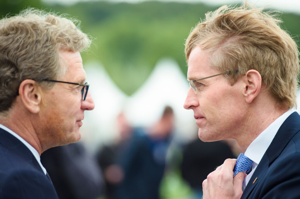 Ex-Wirtschaftsminister Bernd Buchholz (FDP, links) kritisiert den Umgang von Ministerpräsident Daniel Günther (CDU) mit dem Fall Northvolt.