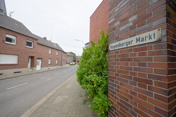 Leere Häuser stehen an der Straße "Keyenberger Markt" in Keyenberg. RWE Power will im Herbst mit dem Verkauf Hunderter leerstehender Häuser in geretteten Dörfern am Tagebau Garzweiler beginnen. (Archivbild)