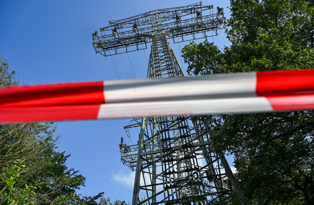 Die Ermittlungen nach dem Brandanschlag gehen weiter. (Archivbild)