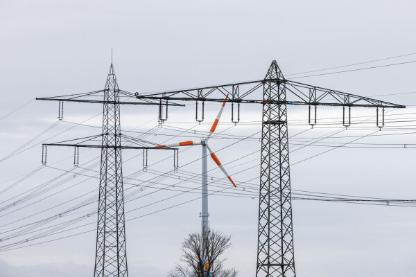Damit der Windstrom bis zum Stromnutzer kommt, sind Stromleitungen nötig - das ist eine teure Sache.