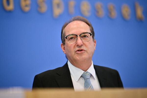 Der Innenminister sieht ein planmäßiges Vorgehen der Täter beim Brandanschlag. (Archivbild)