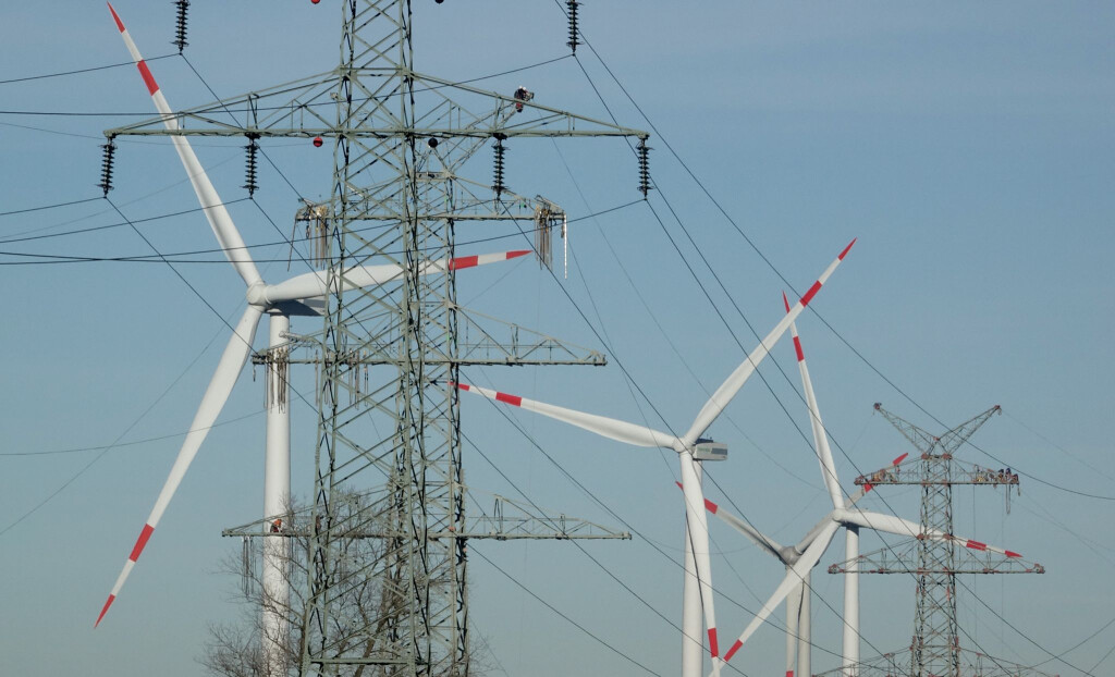 Der Netzbetreiber SH Netz will bis 2030 Milliarden in Schleswig-Holsteins Stromnetze investieren. (Symbolbild)