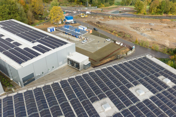 Ein Solarpark in Sachsen, der dem Laden von Elektroautos dient. (Archivbild)