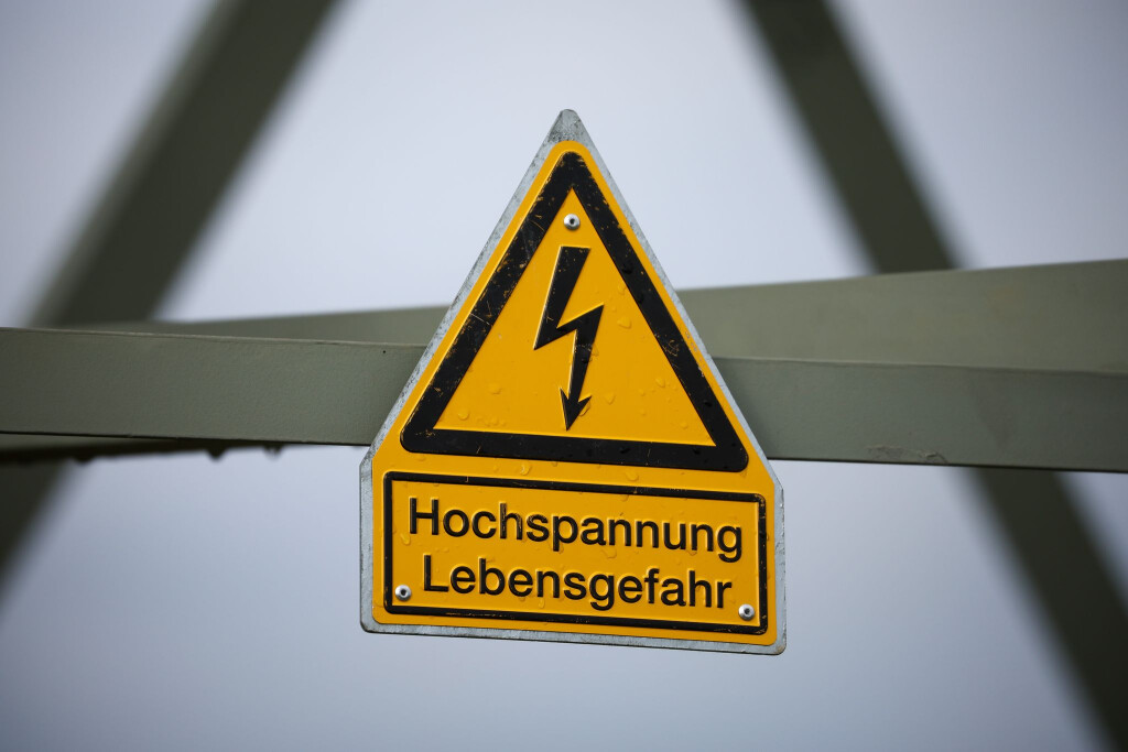 Bei einem Strom-Unfall in einem Umspannwerk ist ein Mann schwer verletzt worden. In der Folge kam es zu Stromausfällen in Aachen. (Symbolbild)