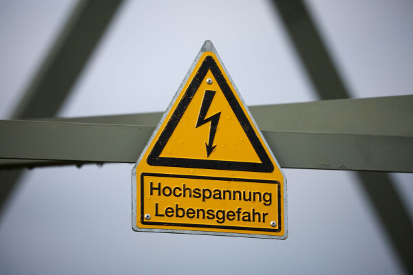 Bei einem Strom-Unfall in einem Umspannwerk ist ein Mann schwer verletzt worden. In der Folge kam es zu Stromausfällen in Aachen. (Symbolbild)
