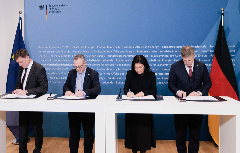 Ministerin Reiche und Leag-Vertreter unterzeichnen die öffentlich-rechtlichen Verträge zum vorzeitigen Ausstieg aus der Braunkohleverstromung.