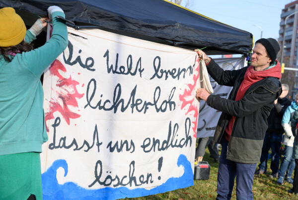 Vor dem Amtsgericht in Cottbus protestierten rund 20 Aktivisten.