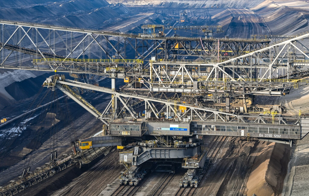 Die gigantische Förderbrücke im ehemaligen Tagebau Jänschwalde ist gesprengt worden. (Archivbild)