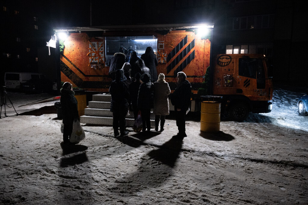 In Kiew stehen Bürger für warme Mahlzeiten Schlange, da es in vielen Häusern weder Strom noch Fernwärme gibt.