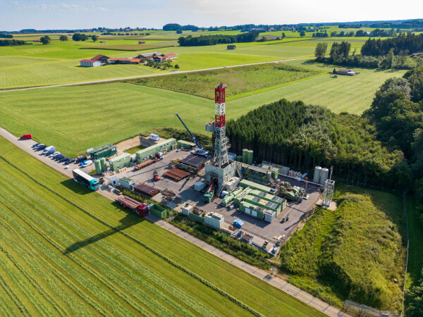 Der Bohrturm ist zwar schon längst wieder abgebaut - die Sorge um das Trinkwasser der Gemeinde Reichling unweit des Ammersees ist aber groß. Auch das Wasserwirtschaftsamt Weilheim fürchtet angesichts hoher Schadstoffwerte um die Sicherheit der örtlichen Trinkwasserquelle unweit des Bohrplatzes. (Archivbild)