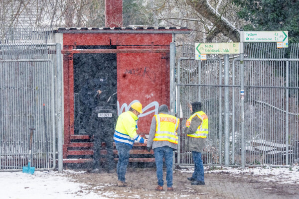 Einsatzkräfte der Polizei stehen im Januar an der Brandstelle einer Kabelbrücke vor dem Kraftwerk Lichterfelde am Teltowkanal.