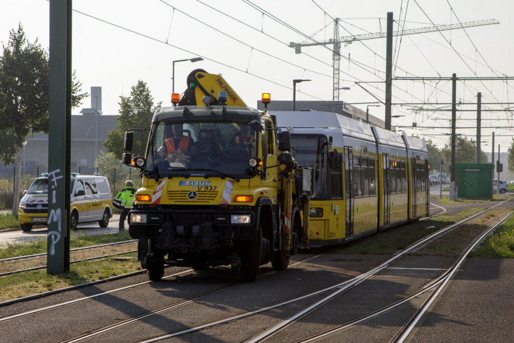 Die BVG musste mehrere Straßenbahnen abschleppen, die in stromlosen Abschnitten liegen geblieben waren.