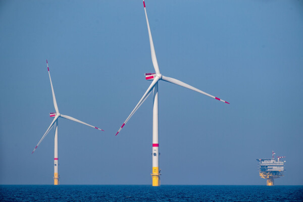 Die Energieerzeugung aus Windkraft soll in der Ostsee ausgebaut werden. Nun gab es einen weiteren Baustart. (Symbolbild)