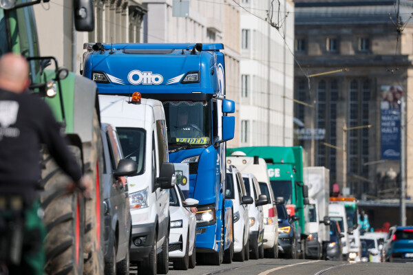 Speditionen protestieren in Leipzig gegen hohe Spritpreise.