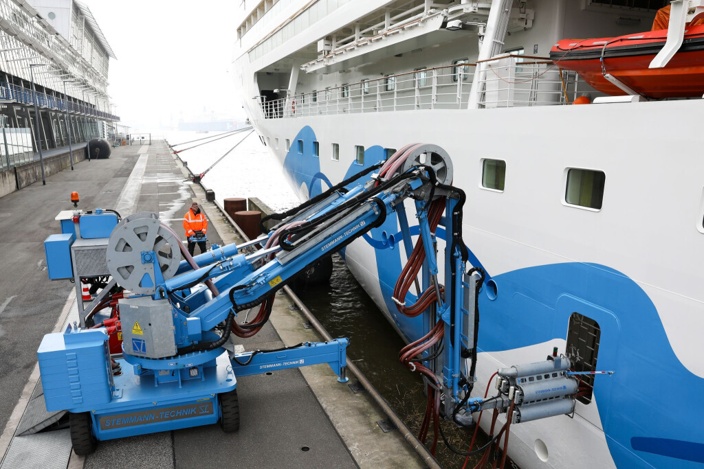 Ein Kreuzfahrtschiff wird im Hamburger Hafen mit Landstrom versorgt. (Archivbild)
