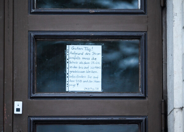 Fällt in der Schule der Strom aus, endet der Unterricht meist sofort: Viele Kinder müssen dann nach Hause geschickt werden. (Archivbild)