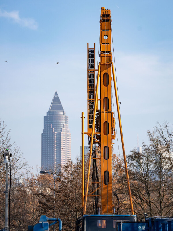 Eine Maschine für eine frühere Geothermie-Bohrung in Frankfurt hat in Sichtweite des Messeturmes (links) gearbeitet. (Archivbild)