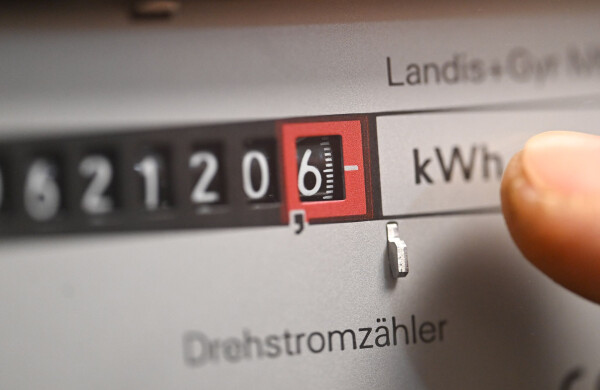 Viele Strom-Grundversorger haben schon die Preise gesenkt, weitere folgen. Der Grund: Gesunkene Netzgebühren und niedrigere Einkaufspreise. (Symbolbild)