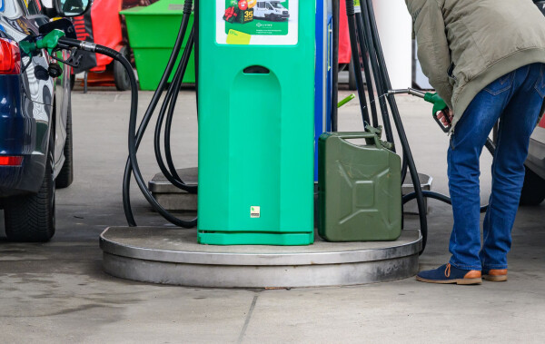 Viele Autofahrerinnen und Autofahrer denken wegen sinkender Spritpreise über Vorratskäufe nach. (Archivbild)