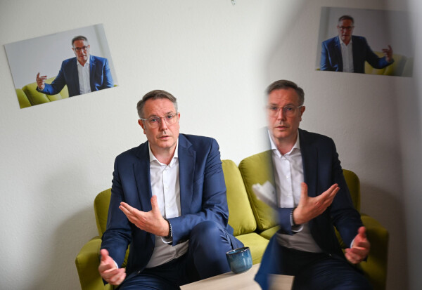 Wohlstand und Sicherheit treiben die Menschen nach Einschätzung des rheinland-pfälzischen Ministerpräsident Alexander Schweitzer (SPD) besonders um.