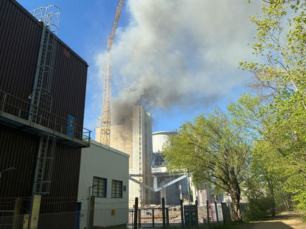 Die Berliner Feuerwehr ist am Heizkraftwerk Lichterfelde im Einsatz.