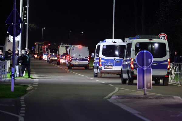 nsatzfahrzeuge der Polizei verlassen das Zwischenlager auf dem Gelände des Forschungszentrum Jülich bevor der Castortransport folgt. Castor-Transporte sind durch Nordrhein-Westfalen von Jülich nach Ahaus geplant.