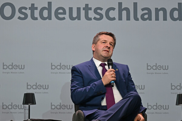 Schulze kritisiert Kartellamt wegen hoher Spritpreise. (Archivbild)