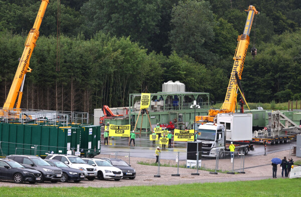 Am Bohrplatz in Reichling wird derzeit der Bohrturm aufgebaut - die Kritiker des Projektes versuchten immer wieder, die Arbeiten zu stören.  (Archivbild)