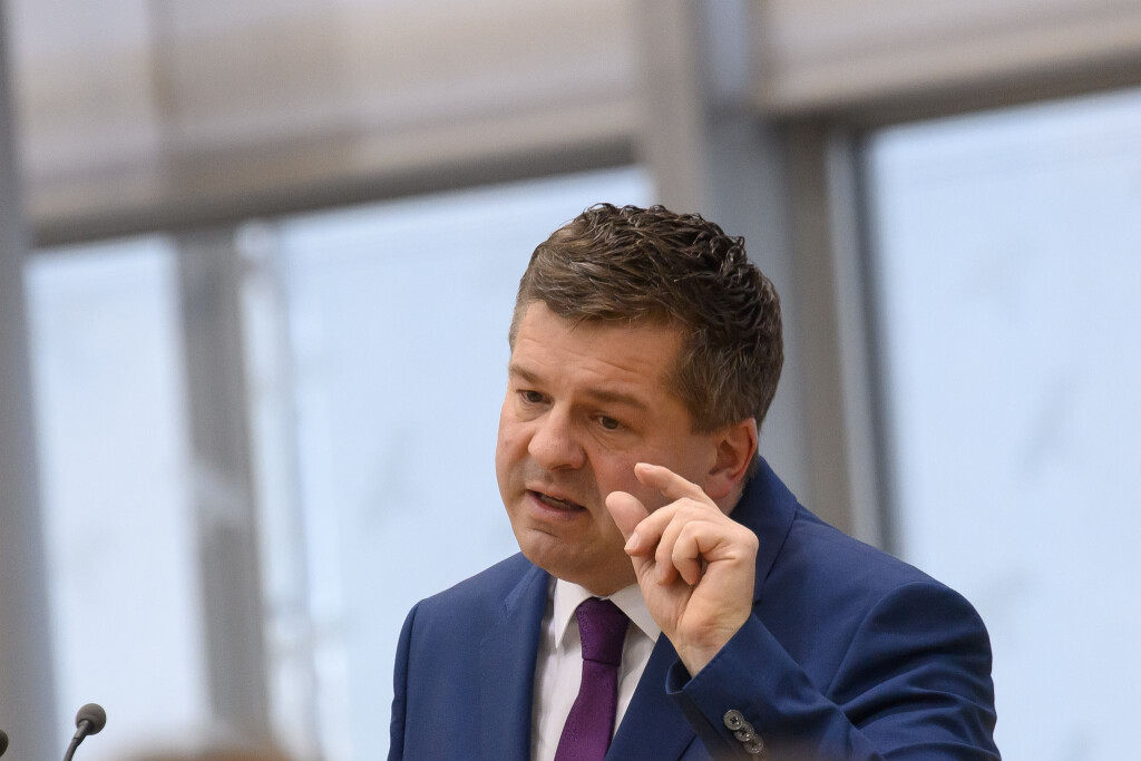 Sachsen-Anhalts Ministerpräsident Sven Schulze (CDU) warnt wegen hoher Energiekosten vor Problemen für die Chemieindustrie.
