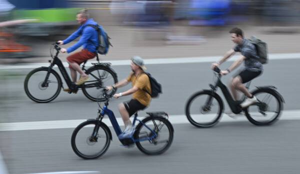 E-Bikes haben sich auch bei jüngeren Generationen durchgesetzt. (Symbolbild)