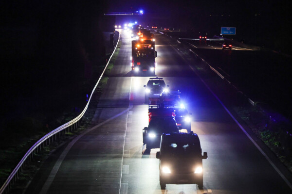 Der Lkw mit dem Castor fährt auf der A44 von Jülich nach Ahaus. Castor-Transporte sind durch Nordrhein-Westfalen von Jülich nach Ahaus geplant.