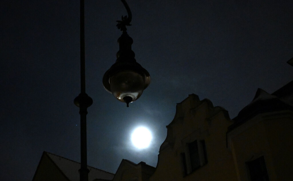 In Berlins Südwesten sind weiterhin Tausende vom Strom abgeschnitten.