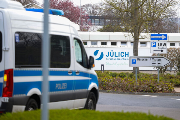 Vor dem Forschungszentrum in Jülich trafen am Vormittag zahlreiche Einsatzwagen der Polizei ein.