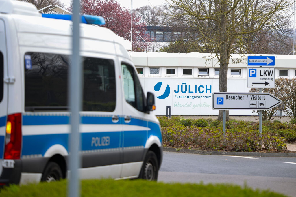 Vor dem Forschungszentrum in Jülich trafen am Vormittag zahlreiche Einsatzwagen der Polizei ein.