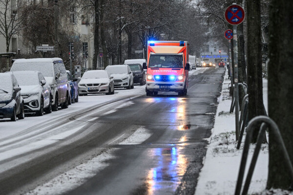 Im Januar rückte die Feuerwehr pro Woche zu rund 3.000 Einsätzen im Zusammenhang mit Stürzen aus. (Archivbild)